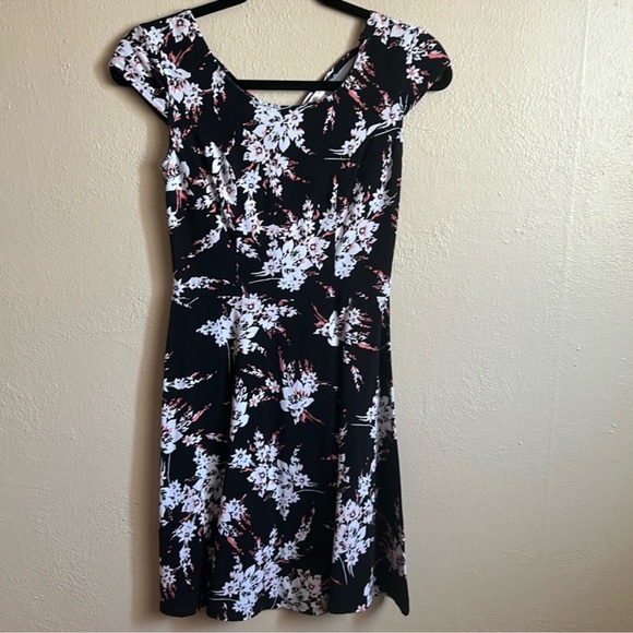 Xhilaration Dresses & Skirts - Xhileration Flower Dress